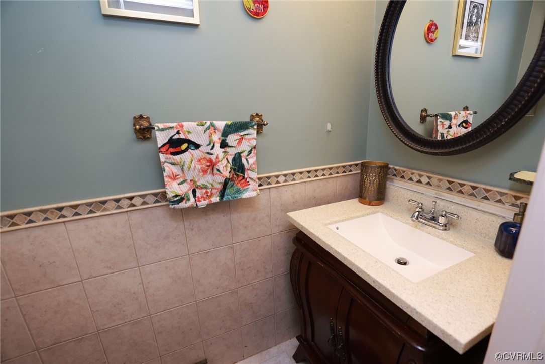 2000 Camborne Road Chesterfield, VA 23236 - Photo 14 of 44 Bathroom featuring vanity and mirror