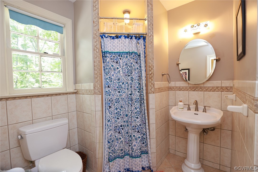 2000 Camborne Road Chesterfield, VA 23236 - Photo 33 of 44 Bathroom with mirror, toilet, shower curtain, and sink