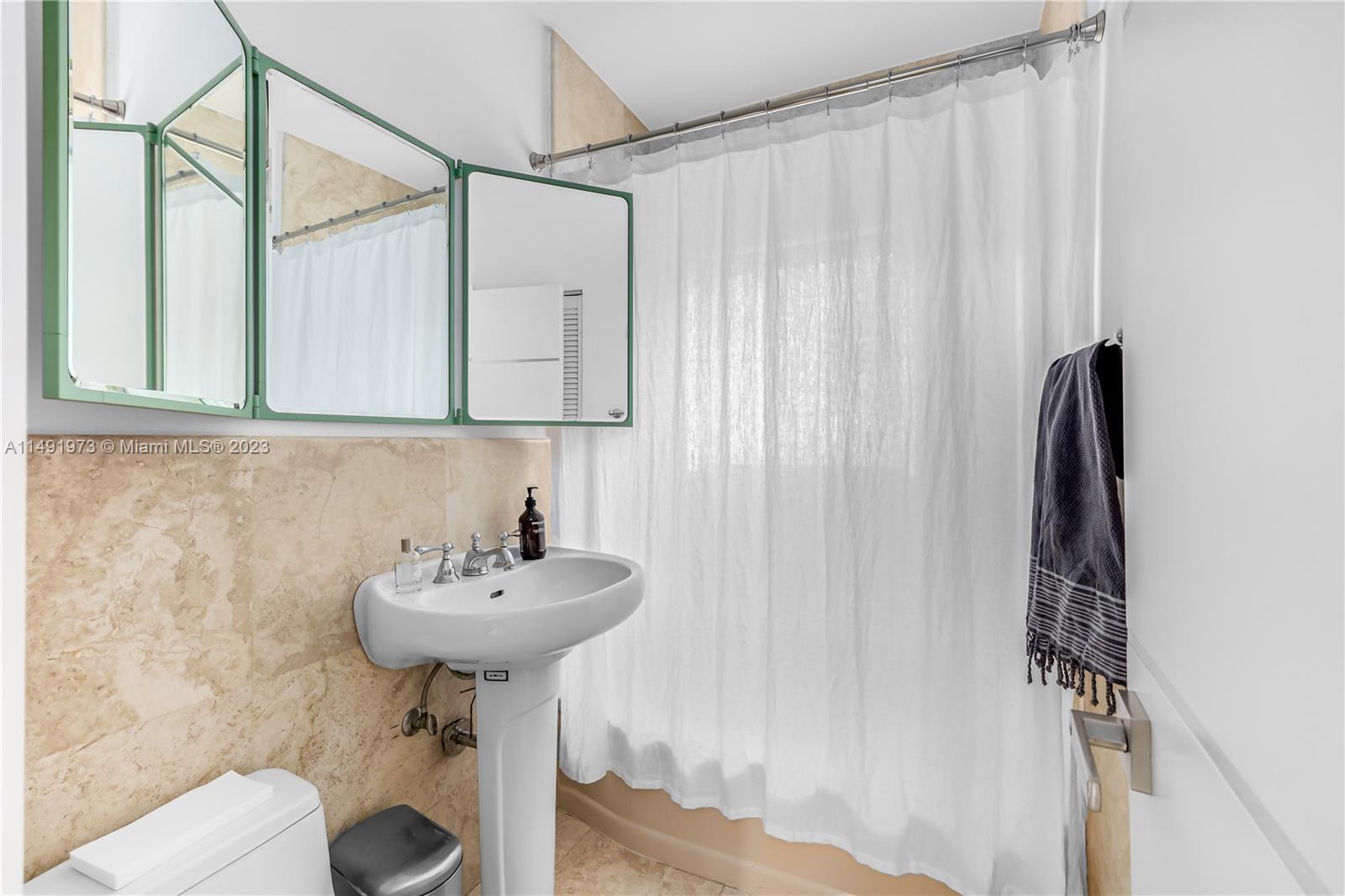 6010 Pine Tree Drive Miami Beach, FL 33140 - Photo 20 of 56