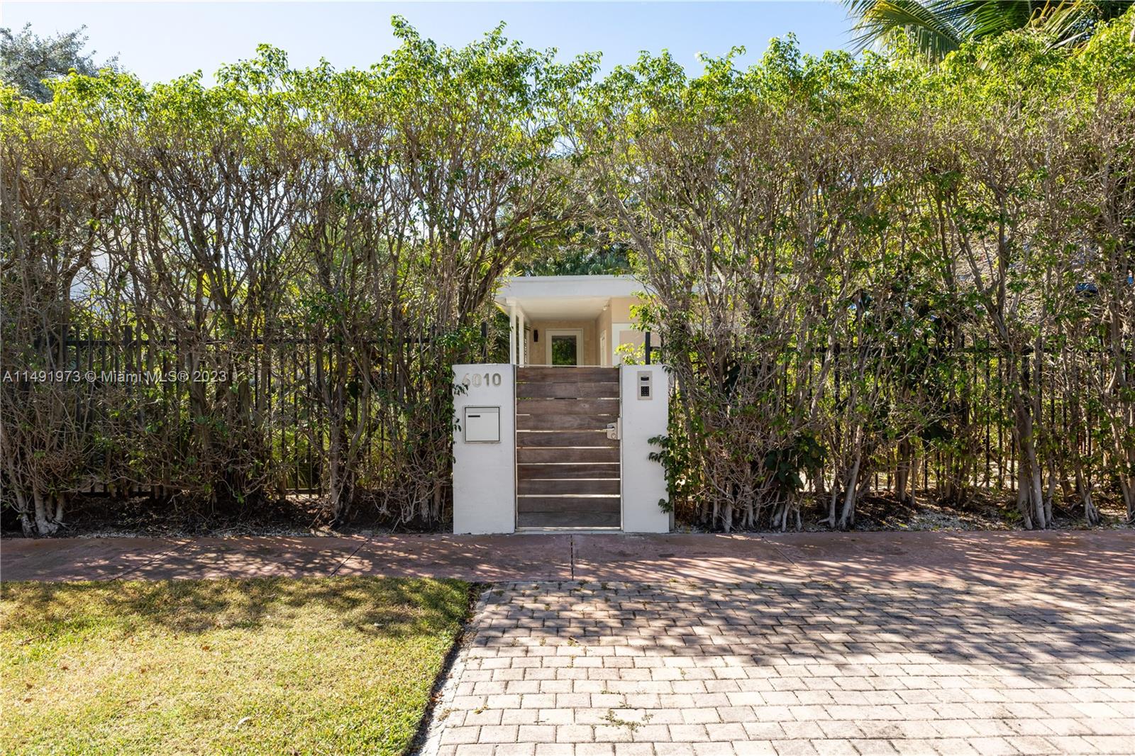 6010 Pine Tree Drive Miami Beach, FL 33140 - Photo 41 of 56