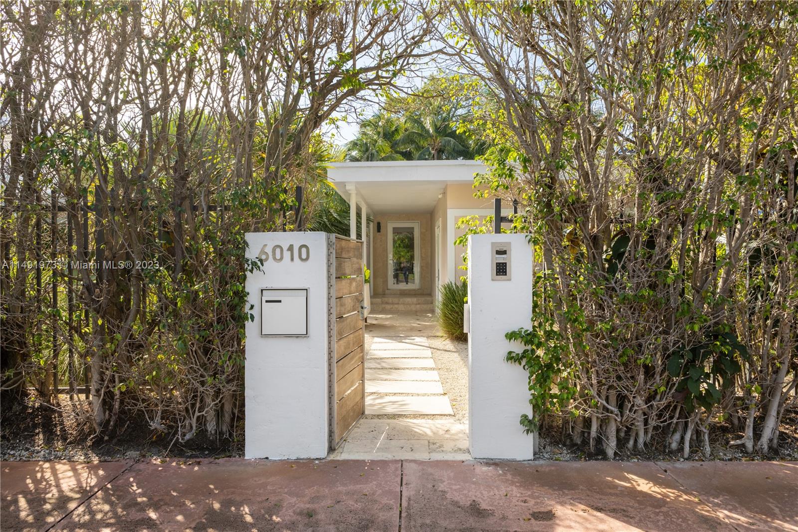 6010 Pine Tree Drive Miami Beach, FL 33140 - Photo 42 of 56