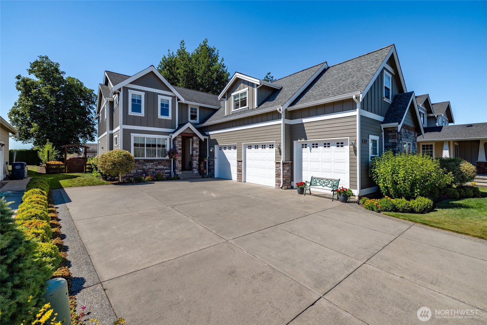 1739 Emerald Way Lynden, WA 98264 - Photo 40 of 40 a front view of a house with a yard and garage