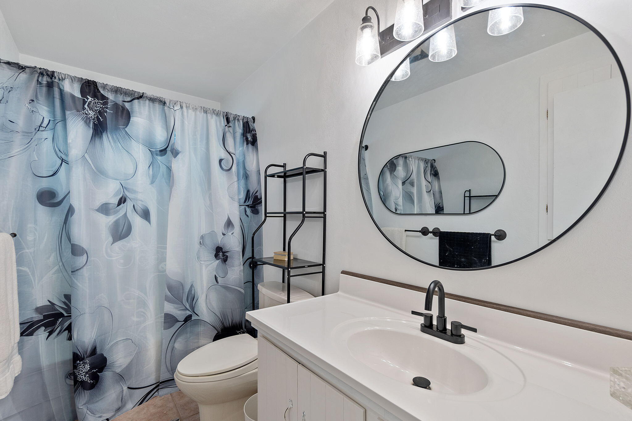 10390 October Lane Redding, CA 96003 - Photo 23 of 94 Bathroom