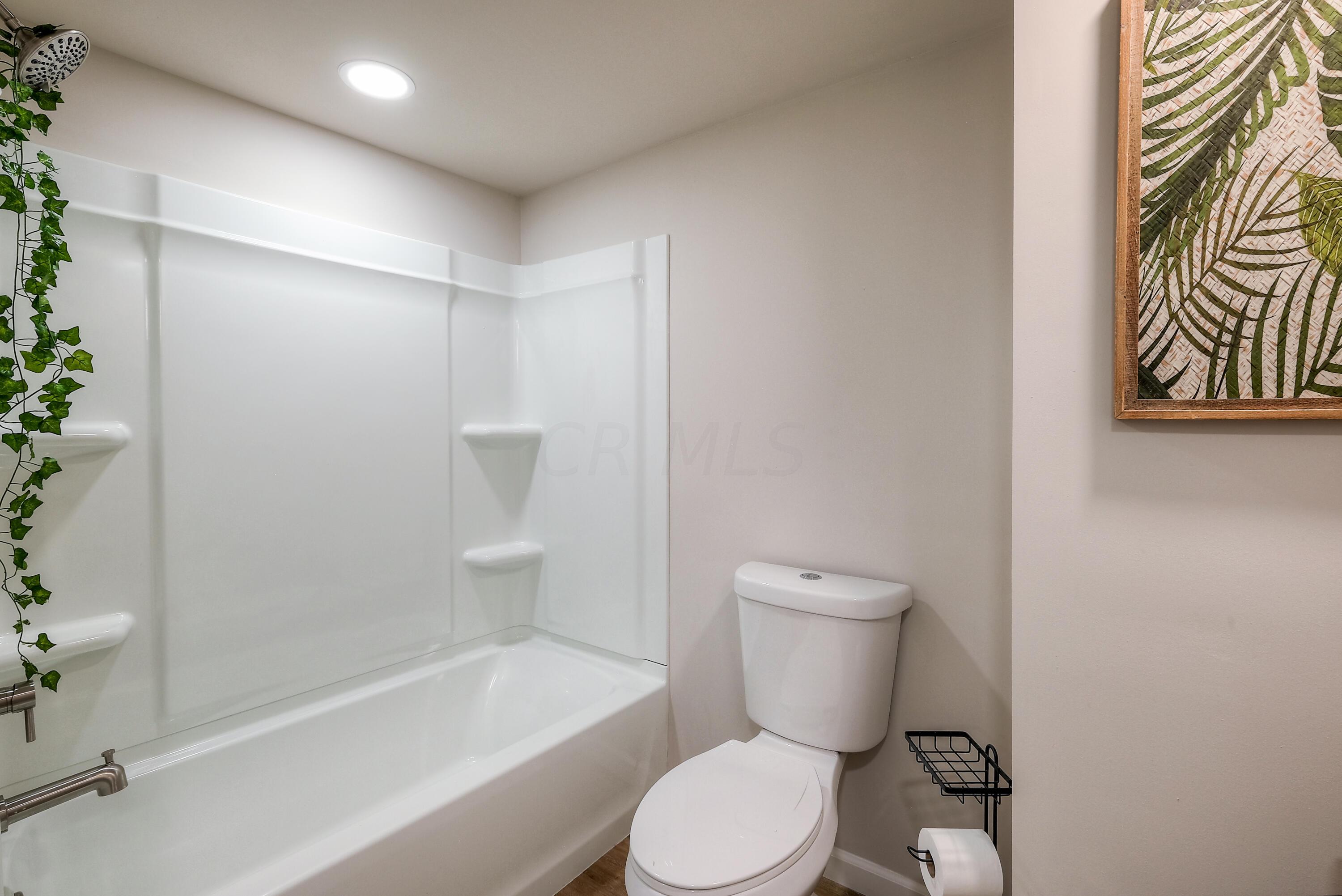 4611 Ludington Road Columbus, OH 43227 - Photo 13 of 27 Full Bathroom