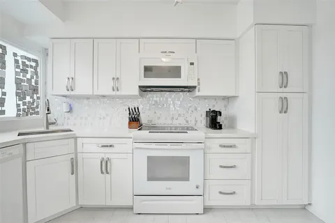 $425,000 | 1900 South Ocean Drive, Unit 301, Fort Lauderdale, FL 33316