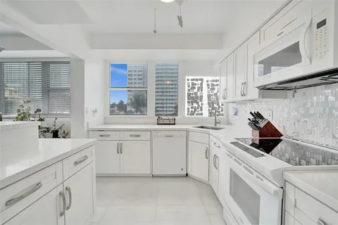 $425,000 | 1900 South Ocean Drive, Unit 301, Fort Lauderdale, FL 33316