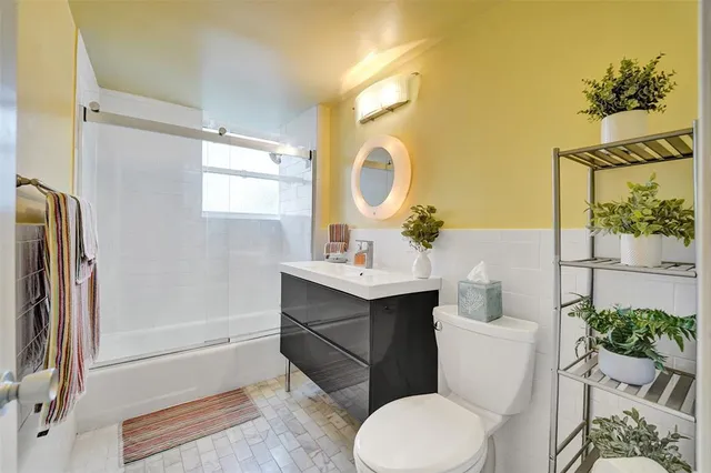 $425,000 | 1900 South Ocean Drive, Unit 301, Fort Lauderdale, FL 33316