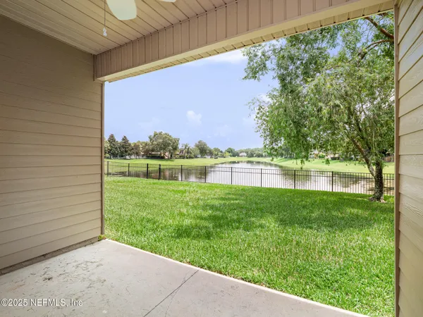 a view of a back yard