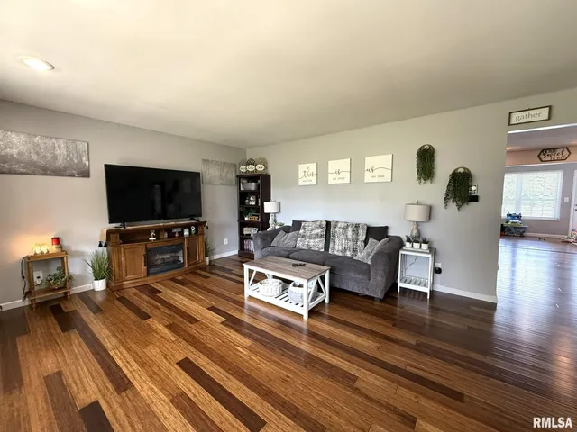 $200,000 | 482 East 4th Street, Woodhull, IL 61490