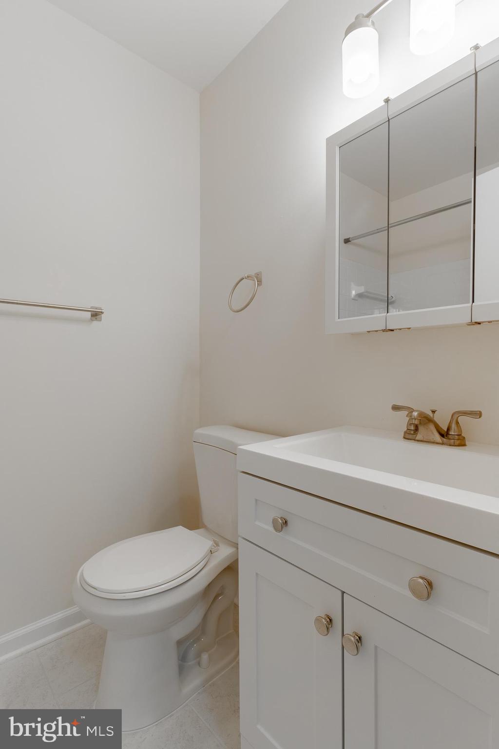 3840 Persimmon Circle Fairfax, VA 22031 - Photo 24 of 25 a bathroom with a toilet a sink a vanity and mirror