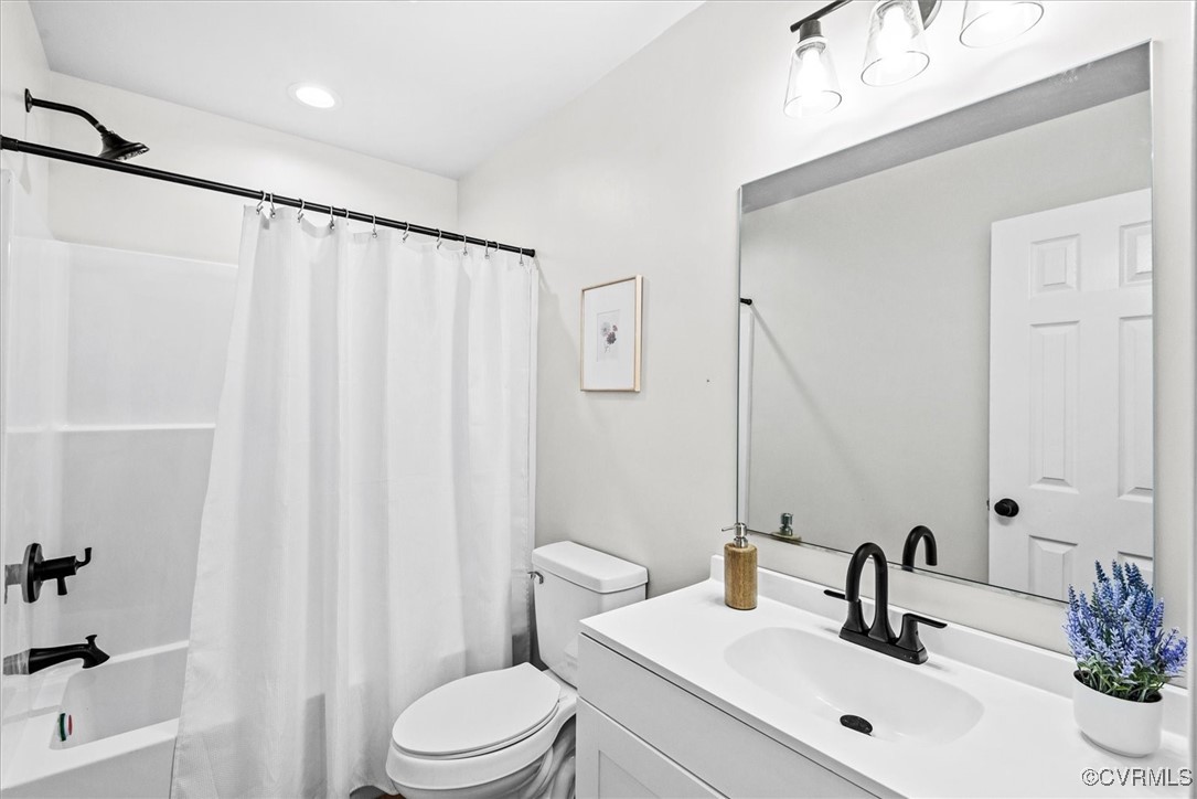 487 Deep Landing Road Tappahannock, VA 22560 - Photo 21 of 38 Hall bathroom