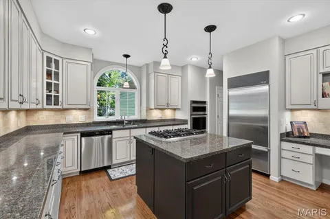$1,285,000 | 1059 Greystone Manor Parkway, Chesterfield, MO 63005
