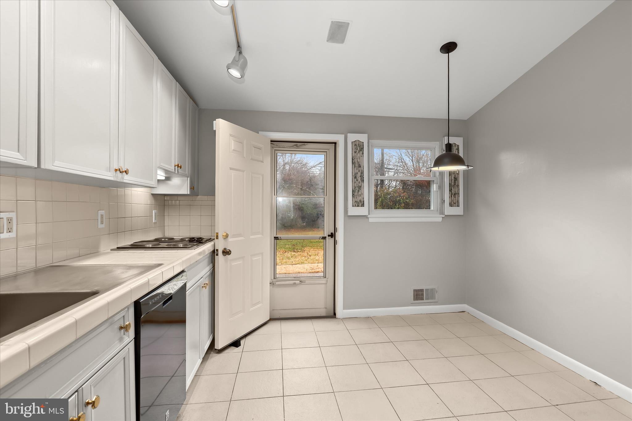 7449 Prince George Road Pikesville, MD 21208 - Photo 12 of 37 Access to the deck