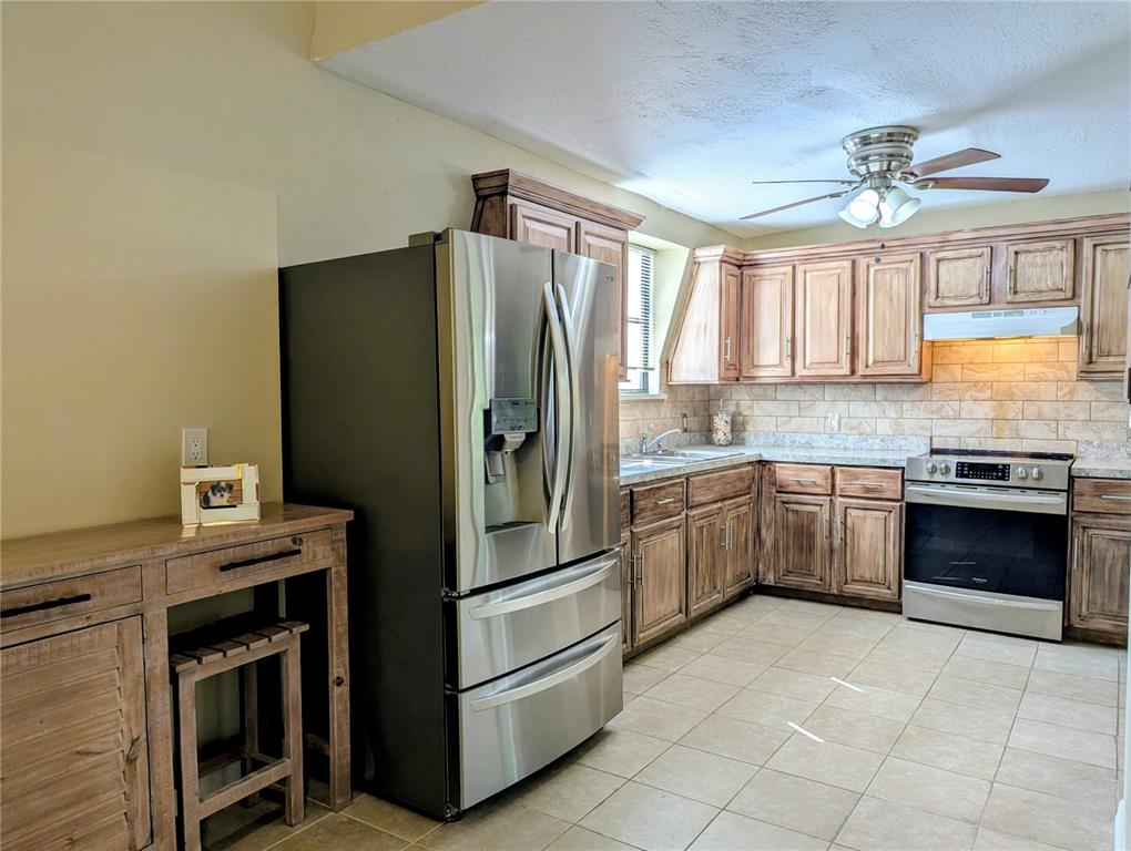 18001 Nelson Road Spring Hill, FL 34610 - Photo 16 of 29 a kitchen with a stove refrigerator and microwave