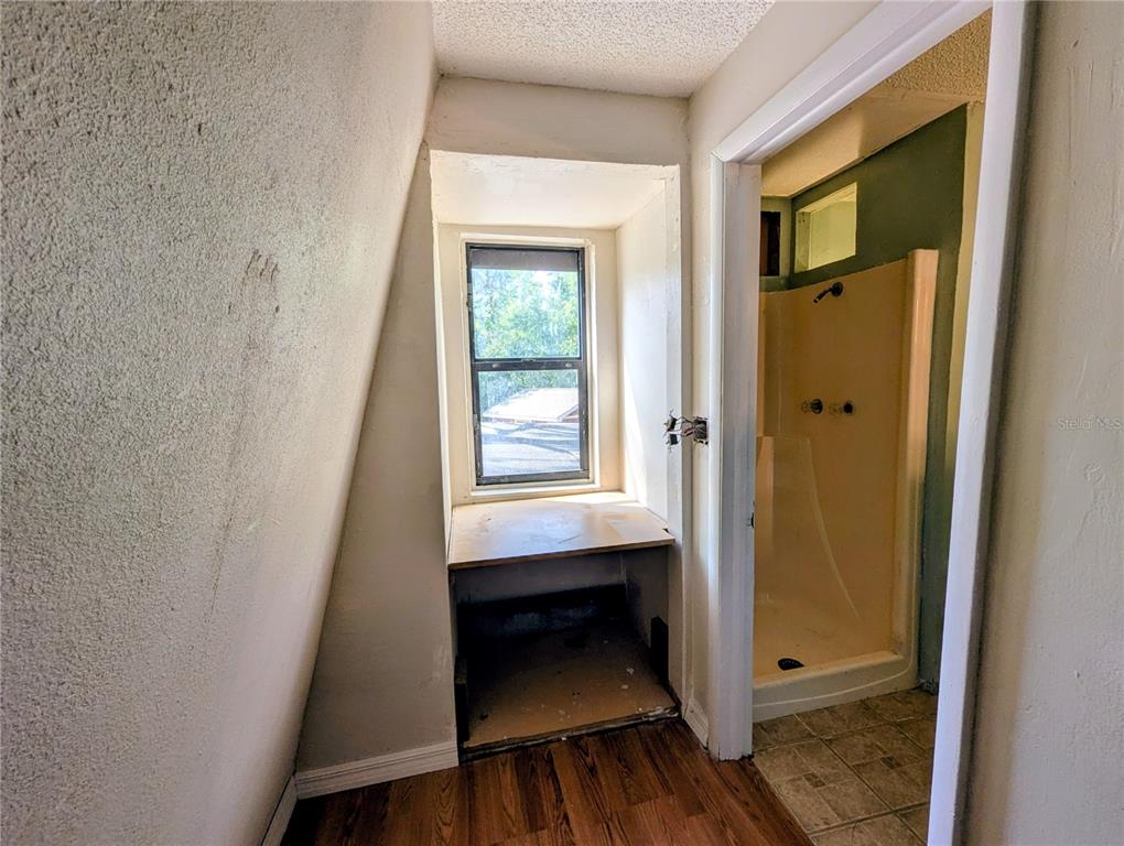18001 Nelson Road Spring Hill, FL 34610 - Photo 26 of 29 a bathroom with a window