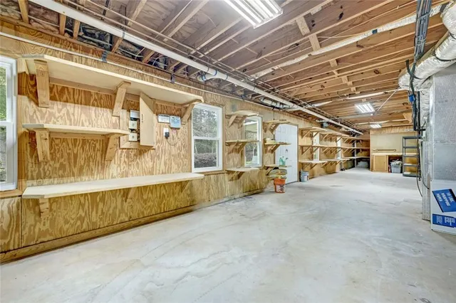 a view of a house with backyard and garden