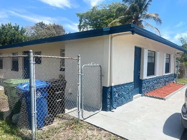 a view of a house with a backyard