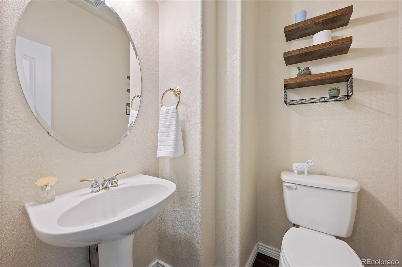 22426 East Roxbury Place Aurora, CO 80016 - Photo 22 of 50 a bathroom with a toilet sink and mirror