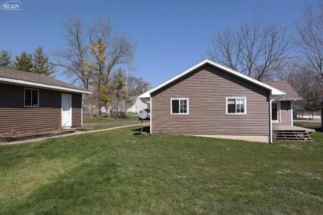 231 Armstrong Fenton, MI 48430 - Photo 14 of 20 21132549-13.JPG