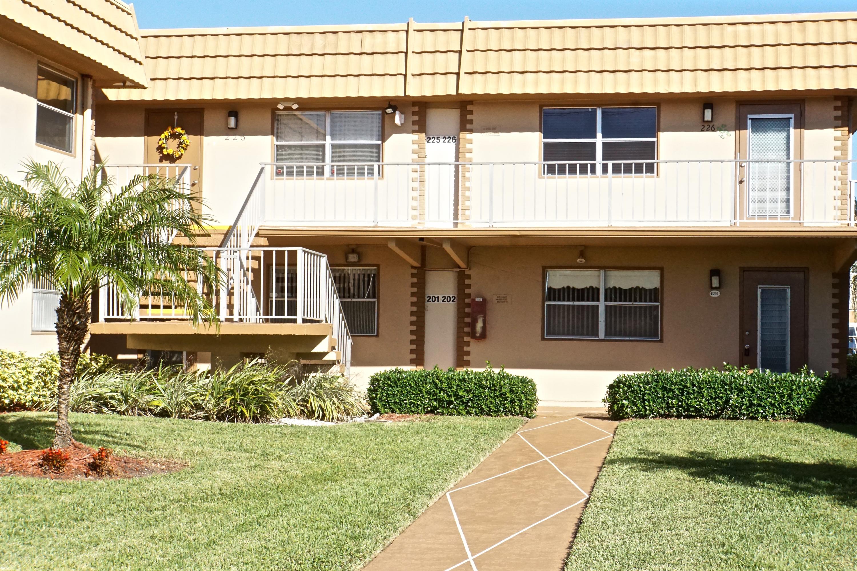 201 Flanders A Delray Beach, FL 33484 - Photo 3 of 29 FRONT VIEW