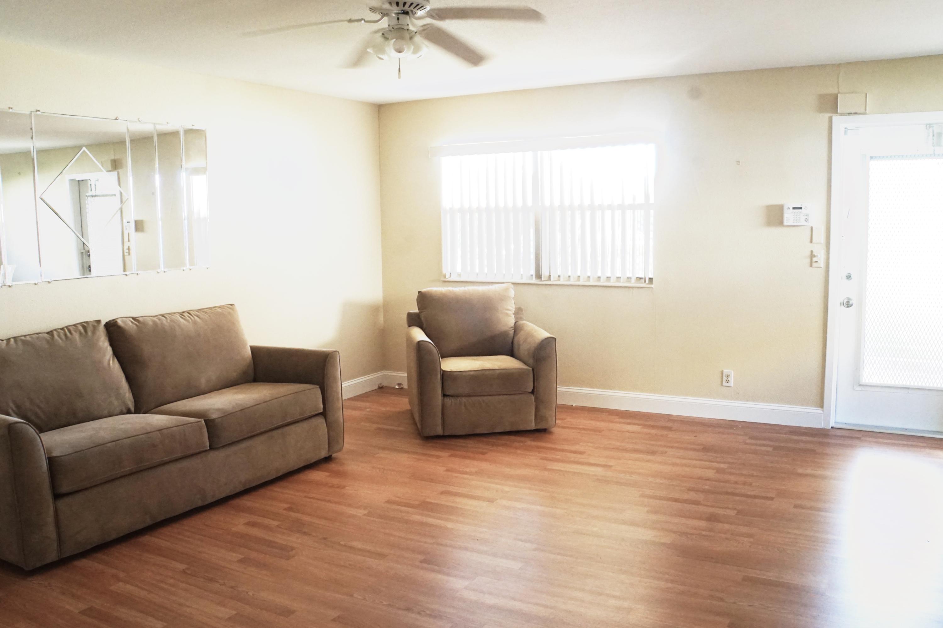 201 Flanders A Delray Beach, FL 33484 - Photo 7 of 29 LIVING ROOM