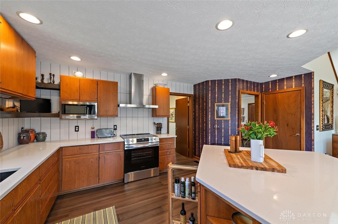 367 Timberleaf Drive Beavercreek, OH 45430 - Photo 24 of 72 Don't you love the combination of cabinets with open shelving...what a great look