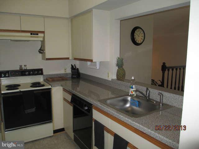 11154 Beaver Trail Court, Unit 11154 Reston, VA 20191 - Photo 9 of 25 Kitchen