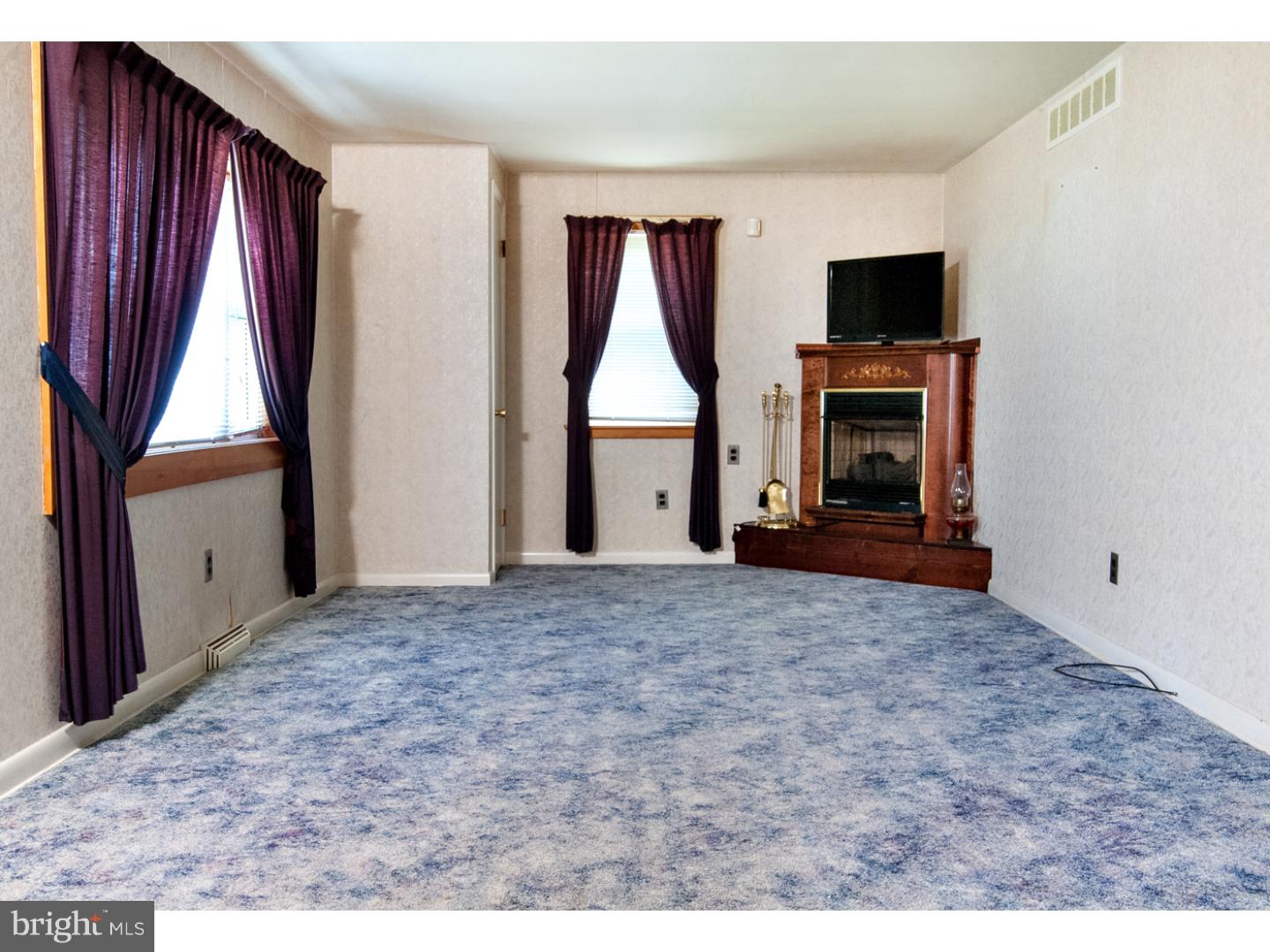86 Midland Road Newtown, PA 18940 - Photo 4 of 21 Living Room