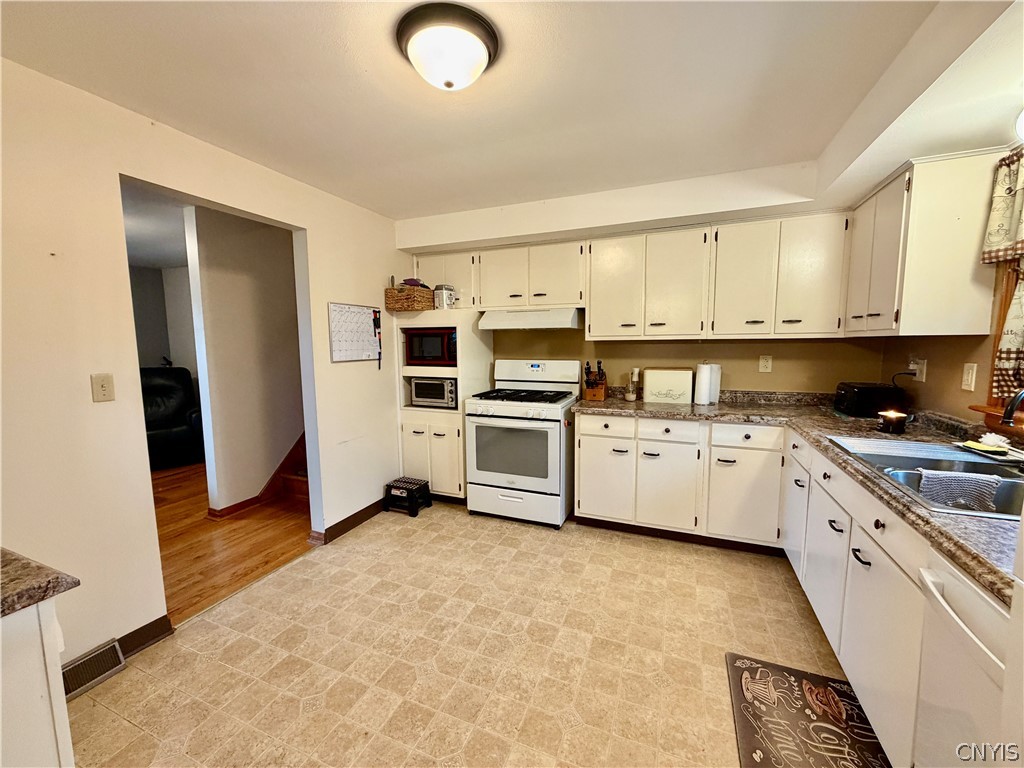 862 County Rte 25 Minetto, NY 13126 - Photo 19 of 37