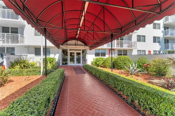 $2,000 | 1251 Northeast 108th Street, Unit 810, Miami, FL 33161