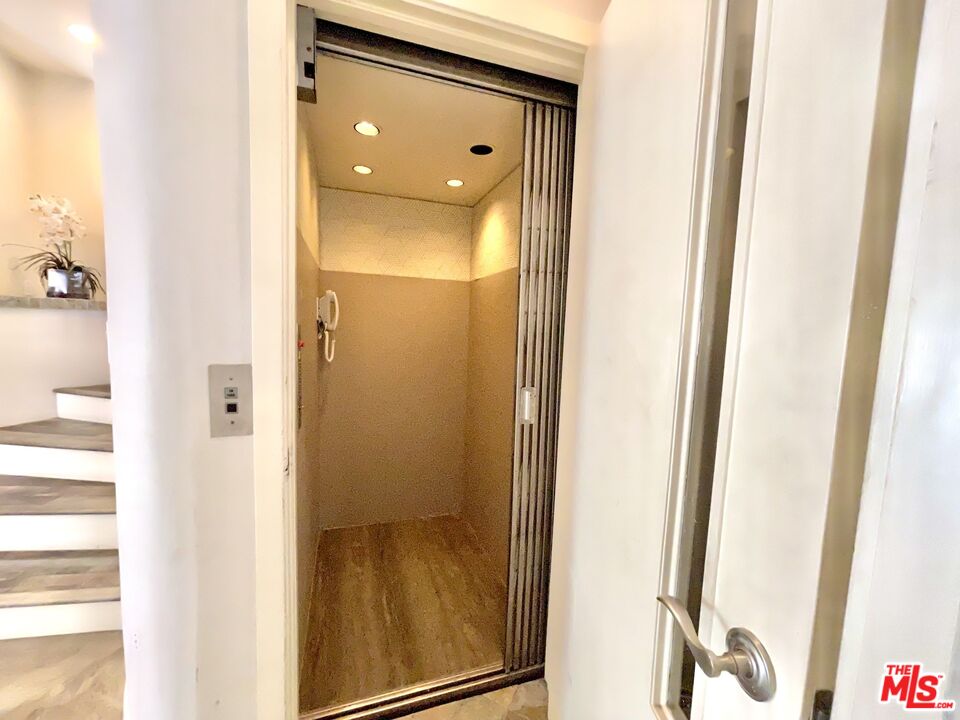 4404 Roma Court Marina del Rey, CA 90292 - Photo 12 of 31 a view of cabinets and window