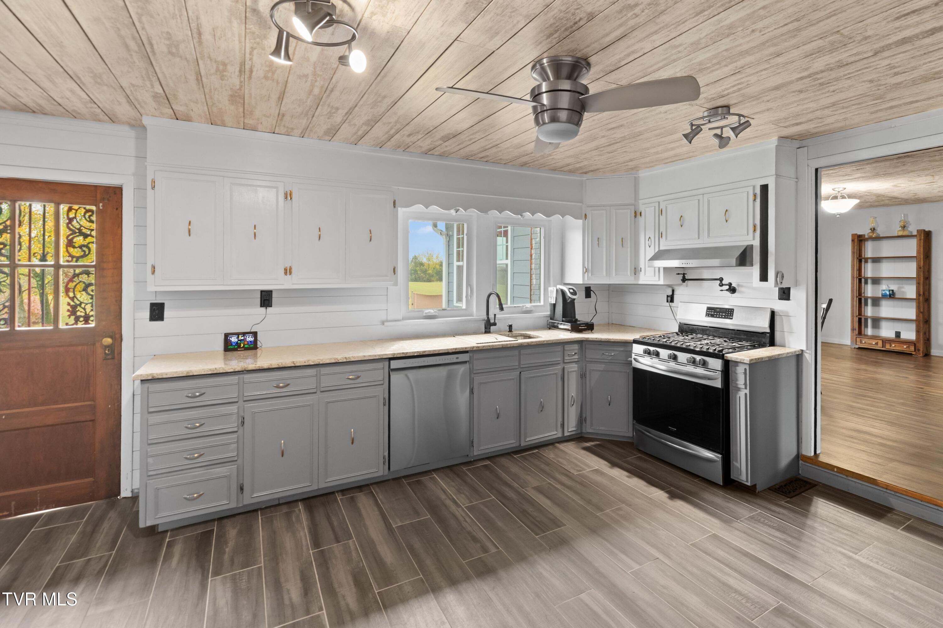 643 Hart Road Dandridge, TN 37725 - Photo 12 of 63 012-643HartRoad-Dandridge-TN-37725-SMALL