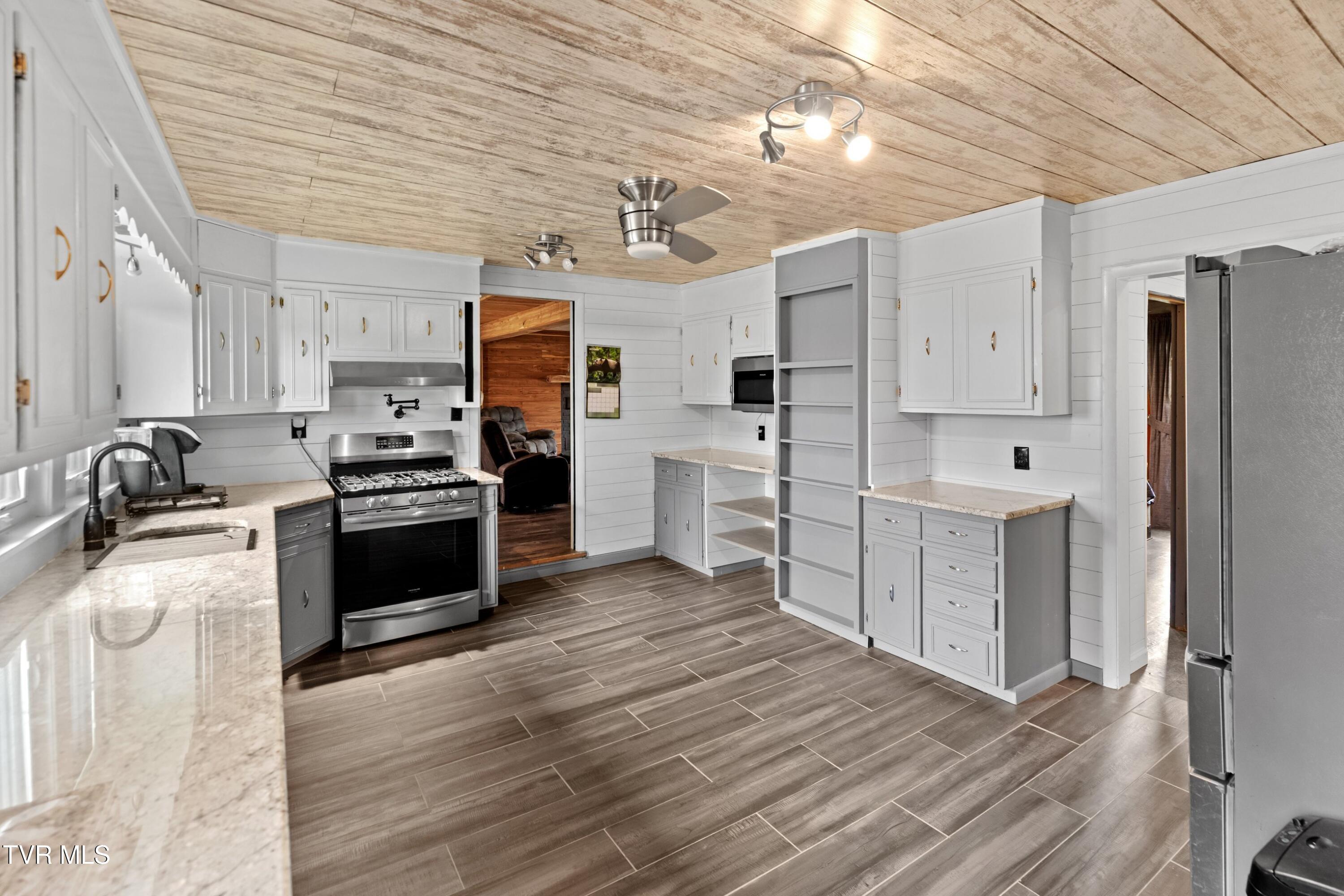643 Hart Road Dandridge, TN 37725 - Photo 13 of 63 013-643HartRoad-Dandridge-TN-37725-SMALL