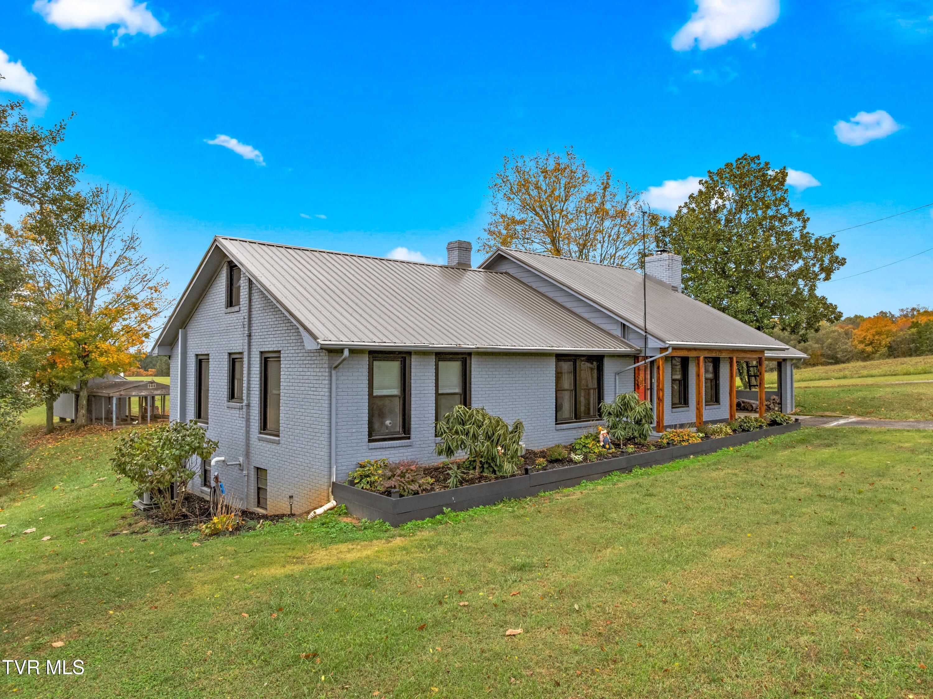 003-643HartRoad-Dandridge-TN-37725-SMALL