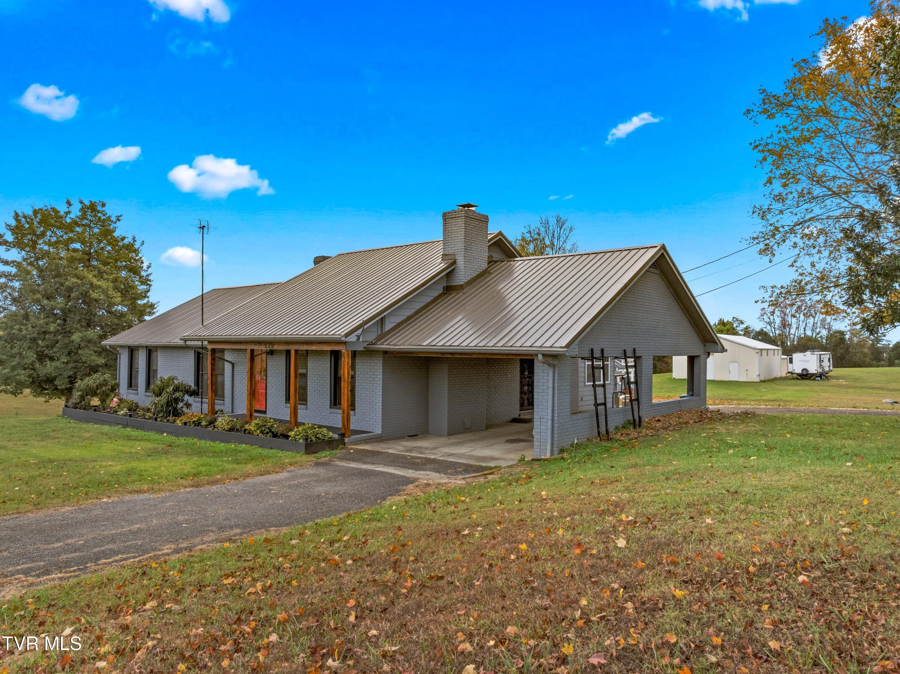 004-643HartRoad-Dandridge-TN-37725-SMALL