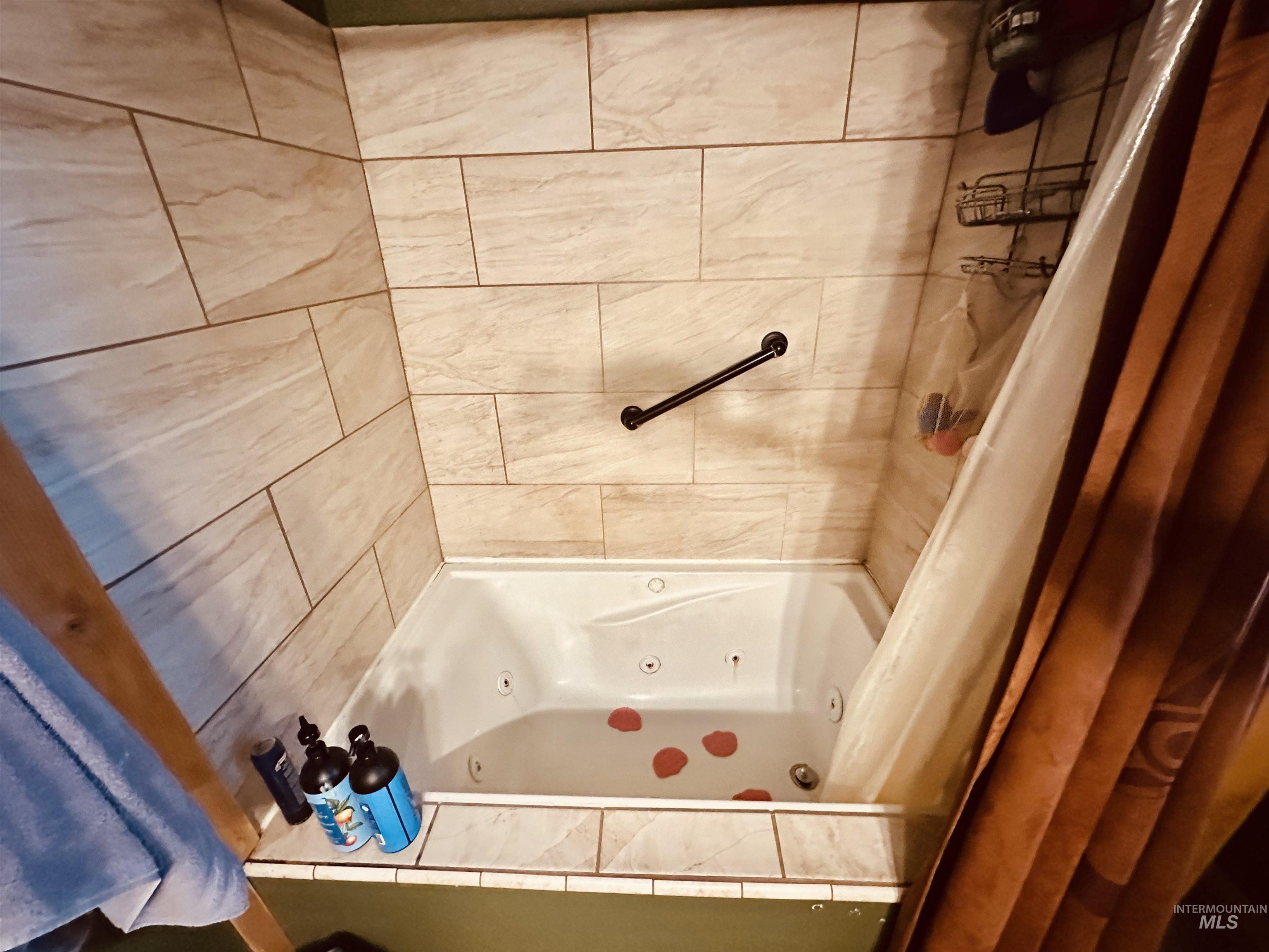 5051 South Rd J Vale, OR 97918 - Photo 16 of 49 Bathroom featuring a combined bath / shower with jetted tub