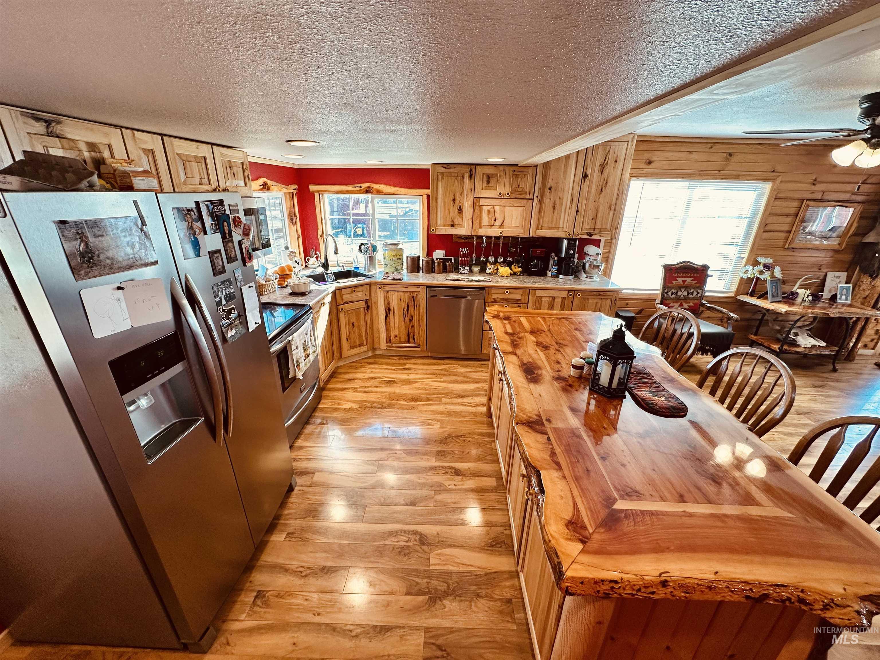 5051 South Rd J Vale, OR 97918 - Photo 3 of 49 Kitchen featuring stainless steel appliances, ceiling fan, light wood-style flooring, a textured ceiling, and healthy amount of natural light