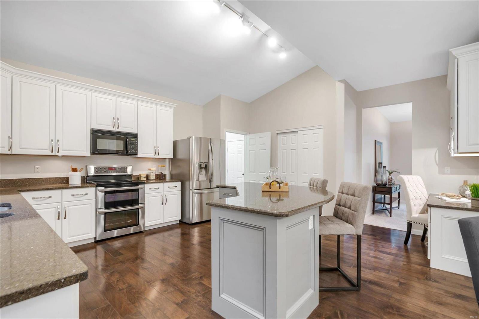 865 Castle Pines Drive Ballwin, MO 63021 - Photo 12 of 33