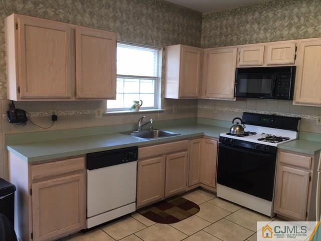 22 Lexington Road Monmouth Junction, NJ 08852 - Photo 4 of 25 Gallery Image 4
