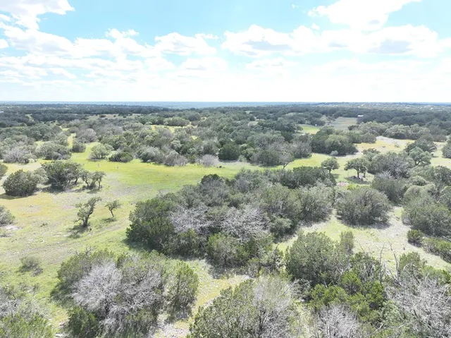a view of a back yard