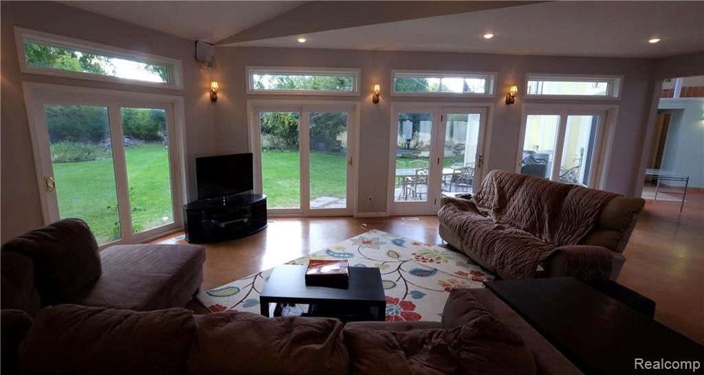 693 John R Road Rochester Hills, MI 48307 - Photo 12 of 36
