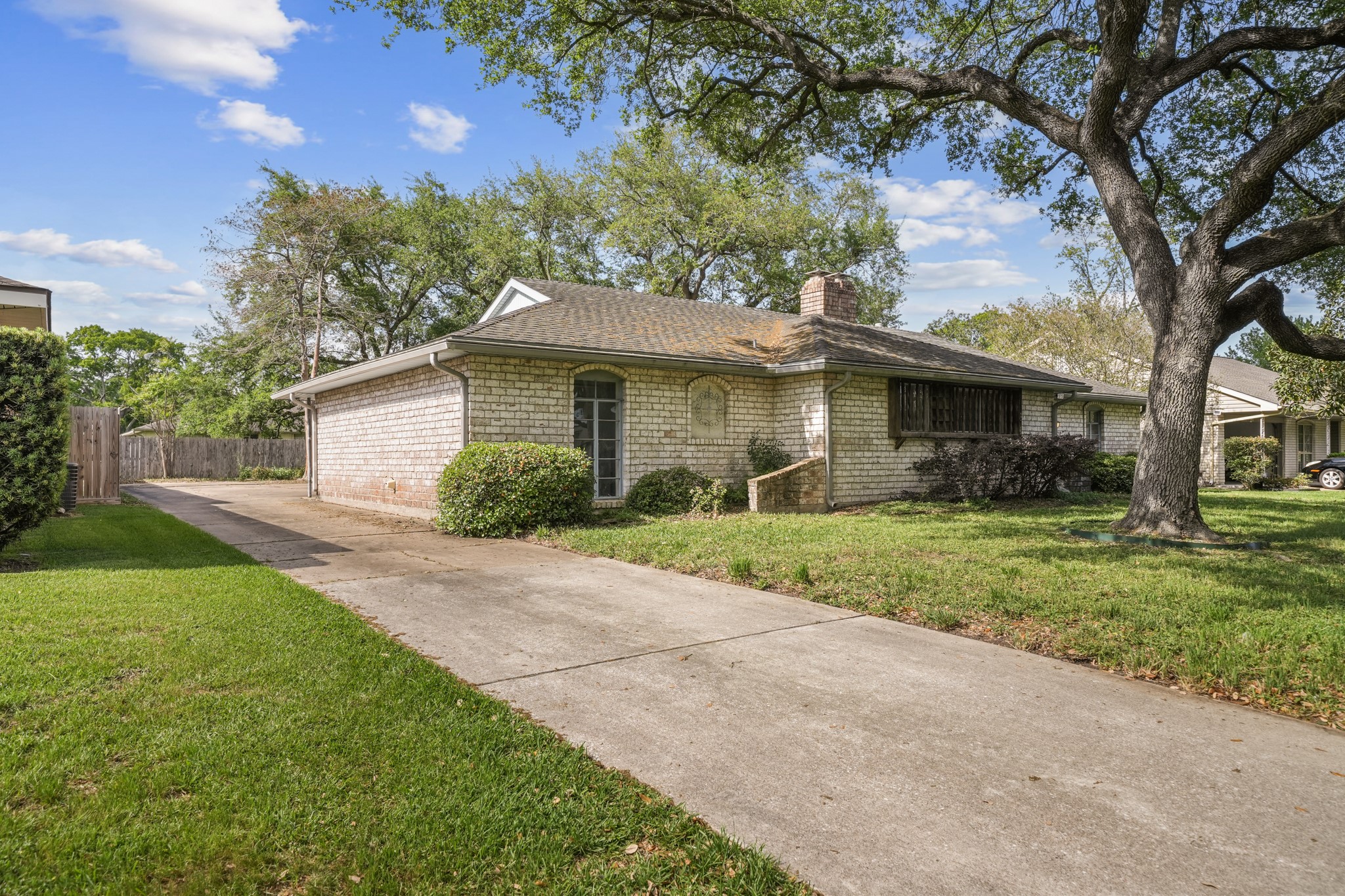 1019 Reseda Drive Houston, TX 77062 - Photo 2 of 30