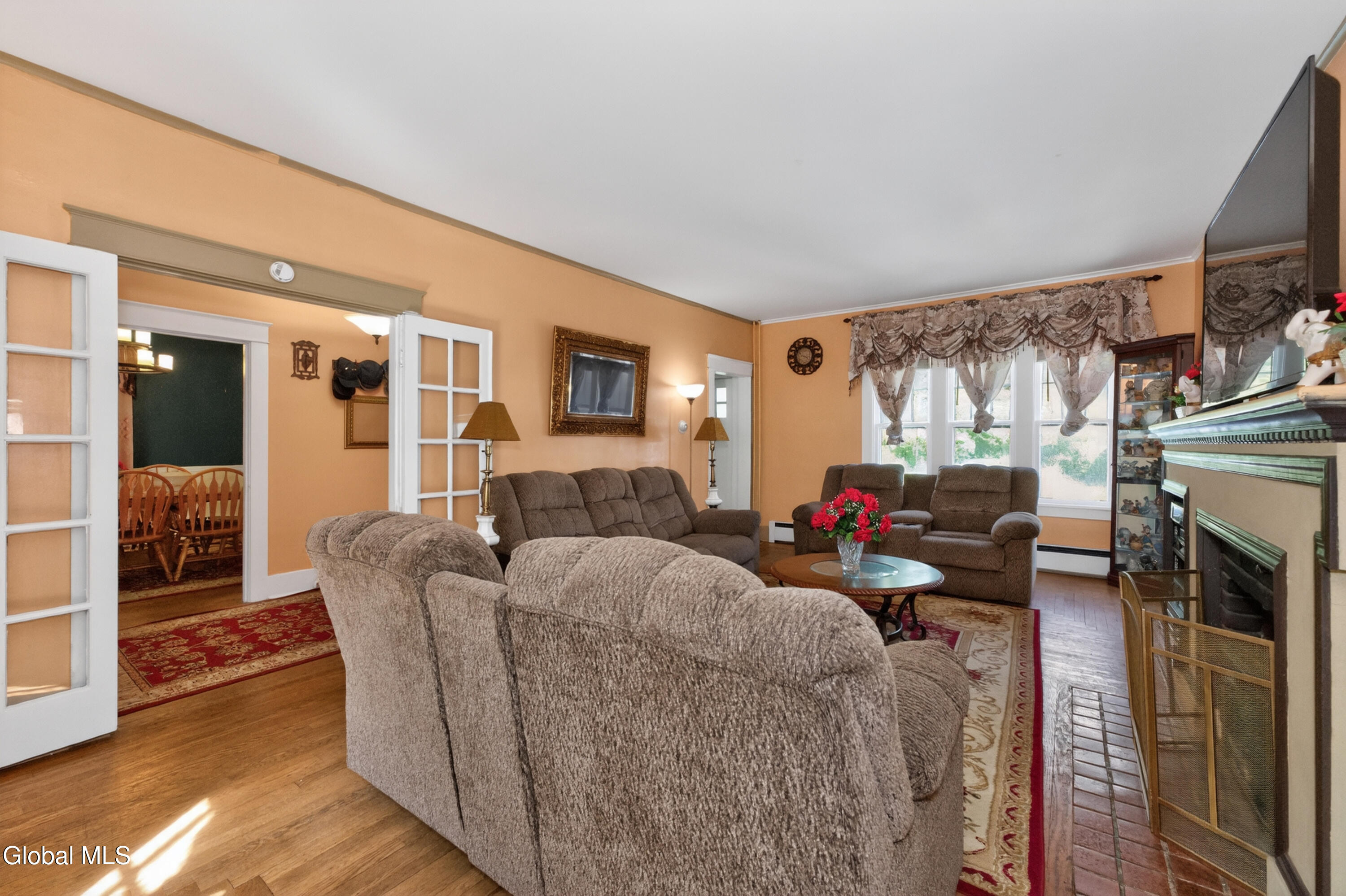 1648 Randolph Road Schenectady, NY 12308 - Photo 9 of 34 2 Livingroom 3