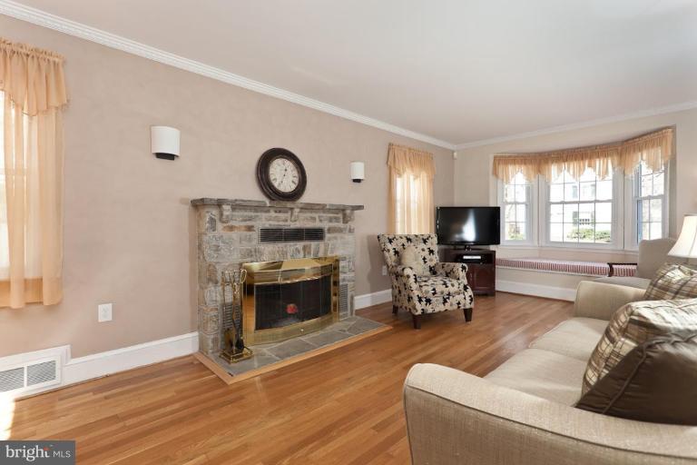921 Litchfield Road Baltimore, MD 21239 - Photo 2 of 26 Living Room