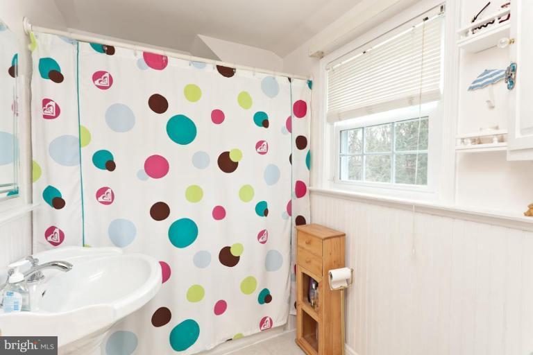 921 Litchfield Road Baltimore, MD 21239 - Photo 18 of 26 Main Bath