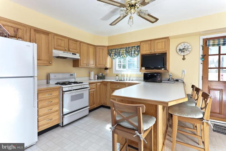 921 Litchfield Road Baltimore, MD 21239 - Photo 5 of 26 Updated Eat-In Kitchen