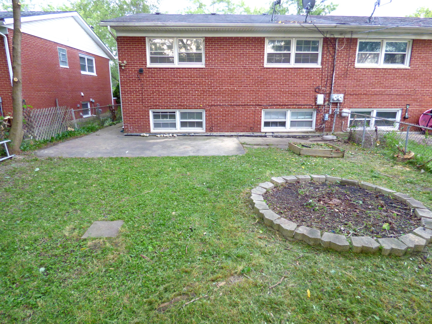 6830 Valley View Road Hanover Park, IL 60133 - Photo 5 of 8 a view of a house with a yard