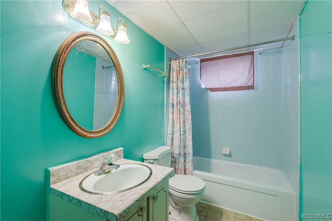 1689 Germantown Road Farmville, VA 23901 - Photo 31 of 37 a bathroom with a sink mirror toilet and bathtub