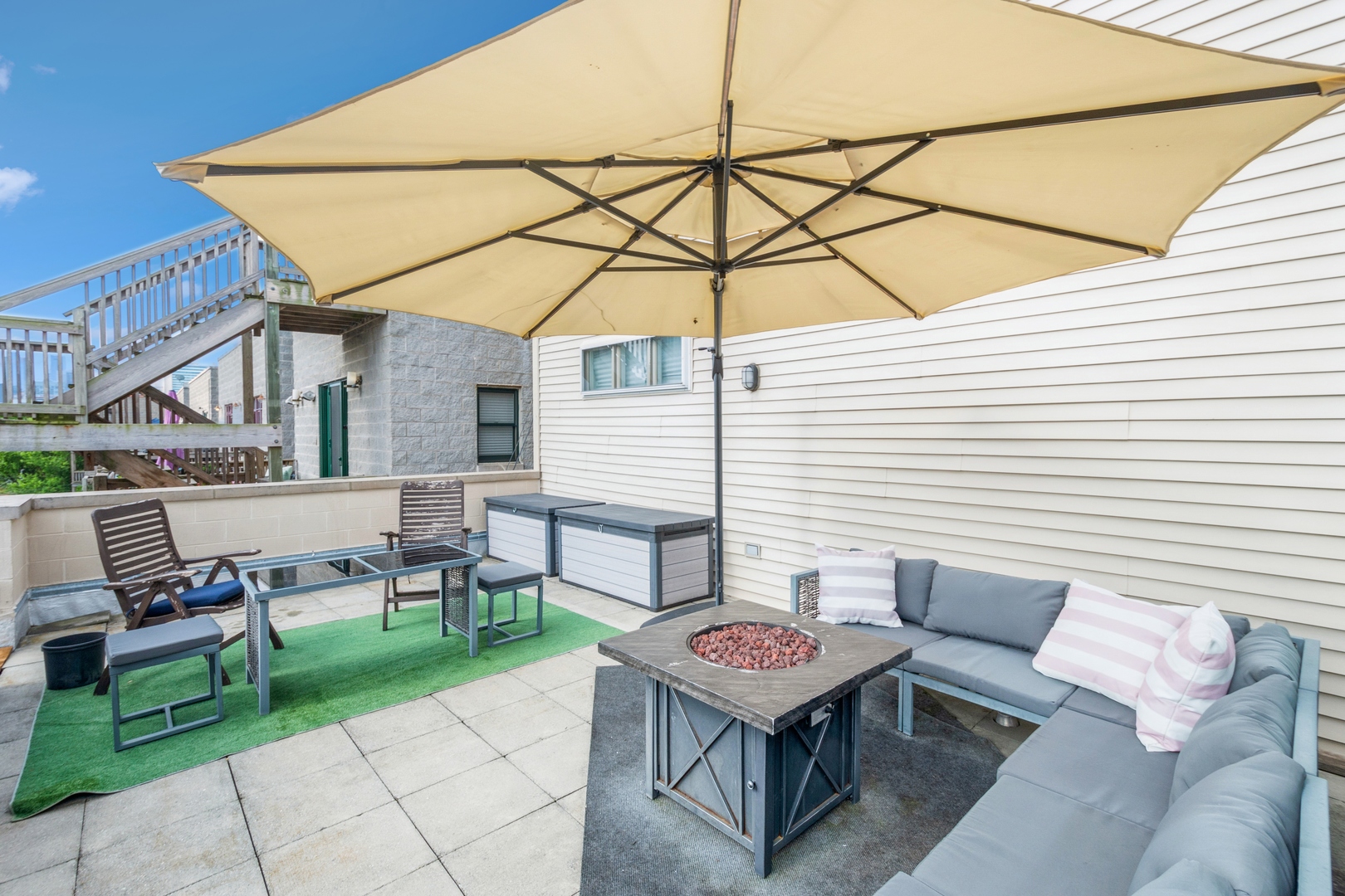 1355 North Mohawk Street, Unit 3S Chicago, IL 60610 - Photo 15 of 18 a view of a patio with a table and chairs under an umbrella