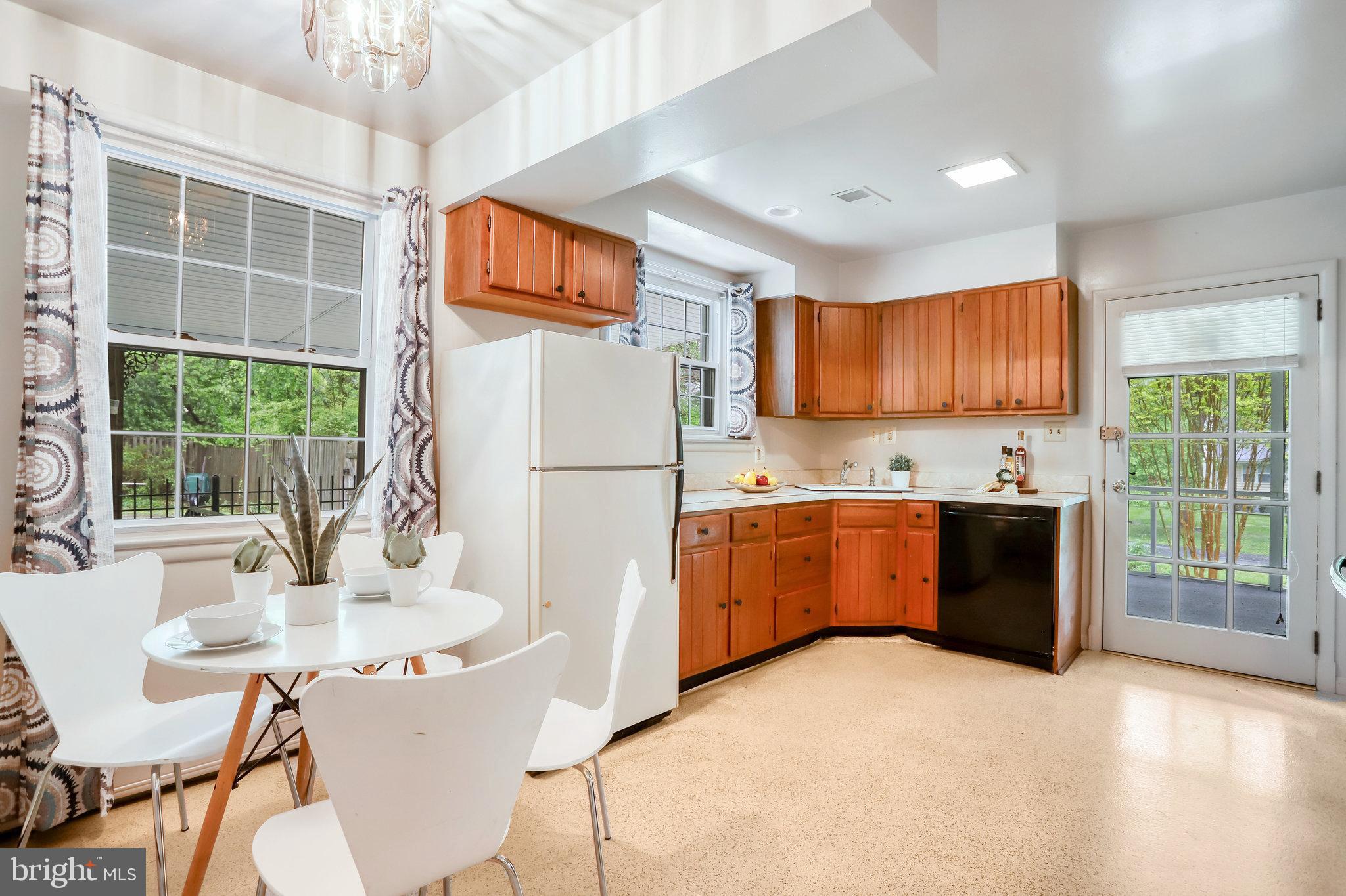 6105 Colchester Road Fairfax, VA 22030 - Photo 24 of 57 Kitchen with eating space